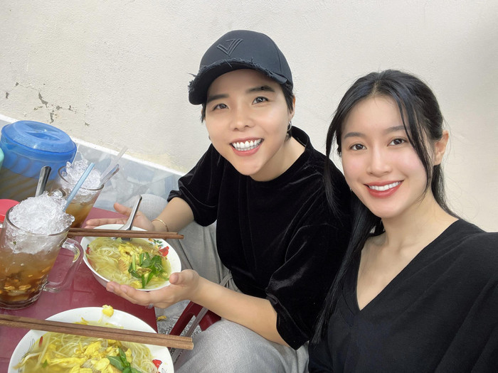 Vũ Cát Tường và bạn đời cùng thưởng thức đặc sản ở quê nhà. (Ảnh FBNV)