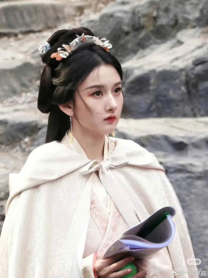 Cúc Tịnh Y trong Nguyệt Lân Ỷ Kỷ và Tống Tổ Nhi trong Khom Lưng. Ảnh: Weibo