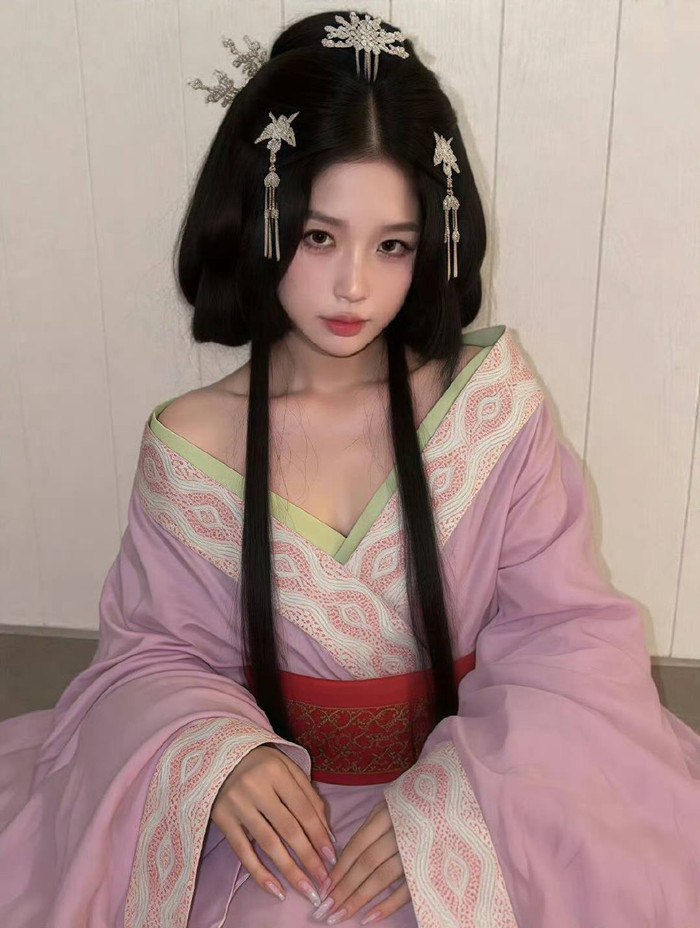 Mới đây, một loạt ảnh tạo hình thời Chiến Quốc của Ngu Thư Hân được lan truyền trên mạng. Ảnh: Weibo