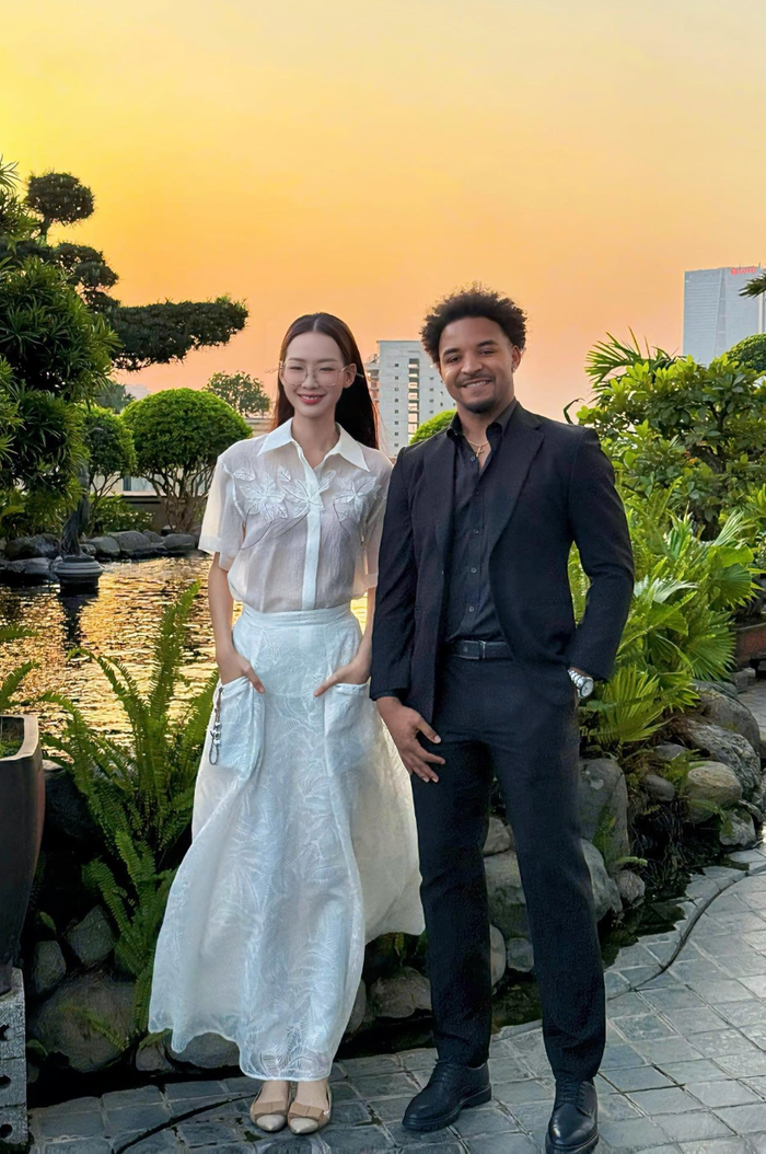 Showbiz 24h: Lần hiếm hoi Hoa hậu Bảo Ngọc đứng chung khung hình cùng cầu thủ Nguyễn Xuân Son. Ảnh: FBNV