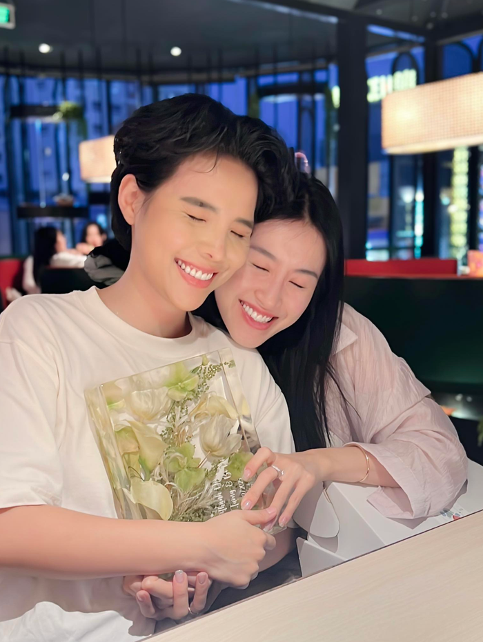 Showbiz 24h: Vũ Cát Tường khoe món quà đặc biệt từ khán giả tặng nhân kỷ niệm 3 tháng về chung một nhà với bạn đời Bí đỏ. Ảnh: FBNV