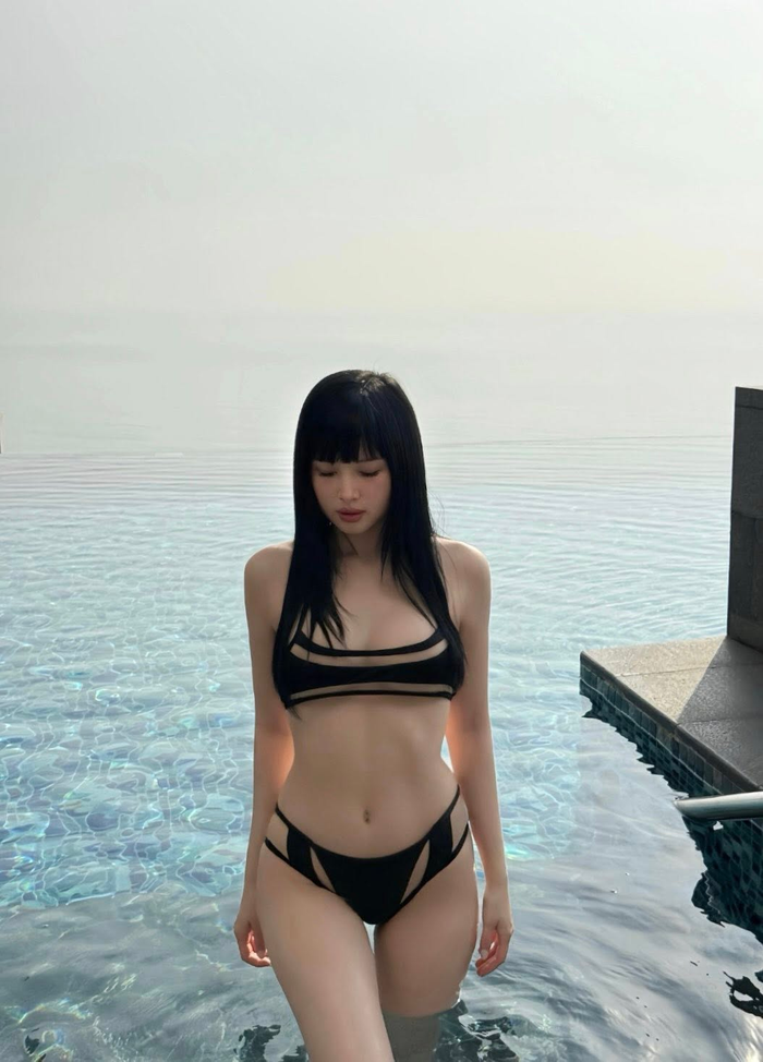 Hình ảnh diện đồ tắm táo bạo được Tâm Tít đăng tải mới đây.