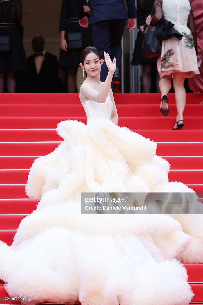 Bất chấp 'lệnh cấm' váy áo cồng kềnh, nữ diễn viên người Trung Quốc - Wan Qianhui có màn làm lố gây khó chịu. Cô khoác lên người mẫu váy trắng, được thiết kế xếp tầng. Trang phục này dù bắt mắt nhưng bị nhận xét 'làm lố', không phù hợp với yêu cầu của sự kiện và 'ngốn' khá nhiều diện tích của thảm đỏ. (Ảnh: Getty Images)