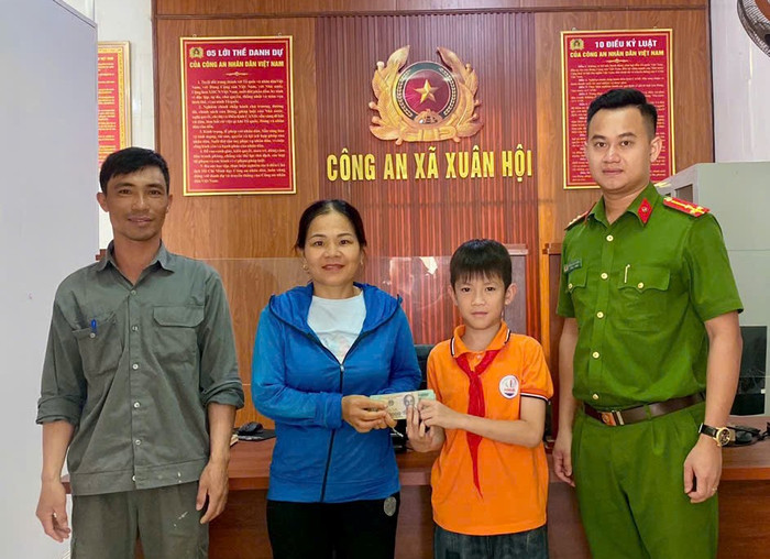 Hành động trung thực của cháu Hoàng Đức Duy không chỉ lan tỏa giá trị sống tốt đẹp trong cộng đồng, mà còn góp phần xây dựng hình ảnh đẹp về thế hệ trẻ giàu lòng nhân ái và trách nhiệm. Ảnh: Công an Hà Tĩnh