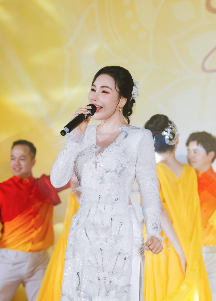 Cách đây vài tháng trước, Hồ Quỳnh Hương từng ẩn ý nhắc đến chuyện lấy chồng. Ảnh: FBNV