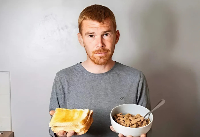 Người đàn ông mắc bệnh hiếm gặp, chỉ ăn được bánh mì và ngũ cốc Ảnh 3