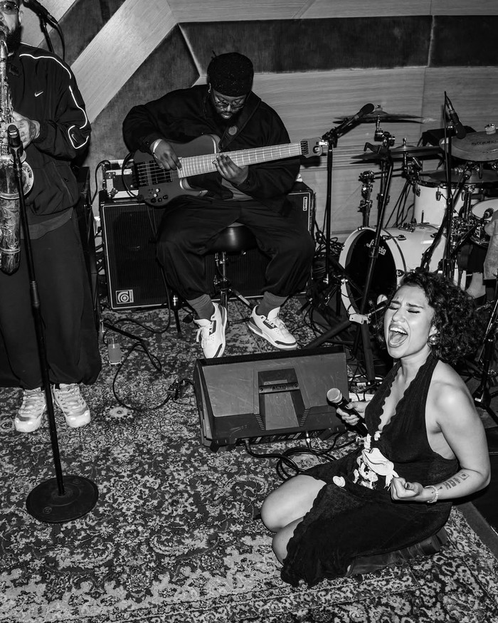 RAYE chạm đến đỉnh cao nghệ thuật ở tuổi 28 Ảnh 6