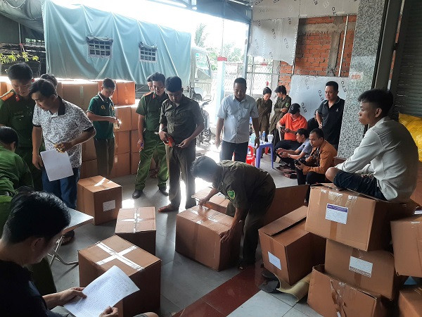 Phát hiện hơn 7,7 tấn sữa, rượu, thực phẩm bảo vệ sức khỏe không phép Ảnh 1