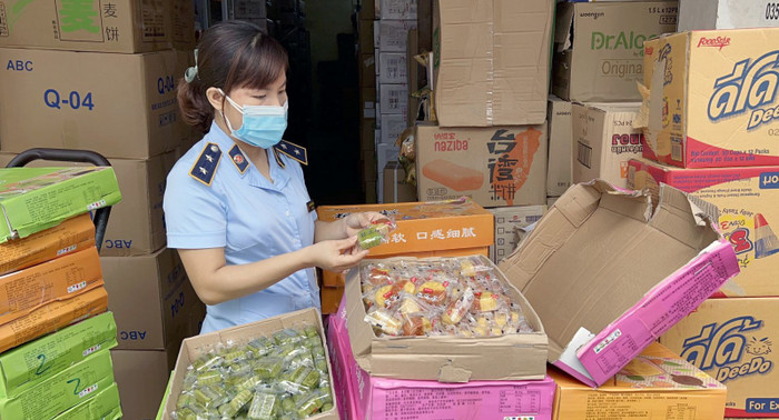 Phát hiện hơn 7,7 tấn sữa, rượu, thực phẩm bảo vệ sức khỏe không phép Ảnh 2