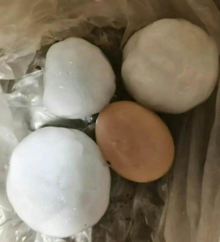 Mưa đá kinh hoàng tại một thành phố, nhiều xe hơi thủng hàng chục lỗ Ảnh 1