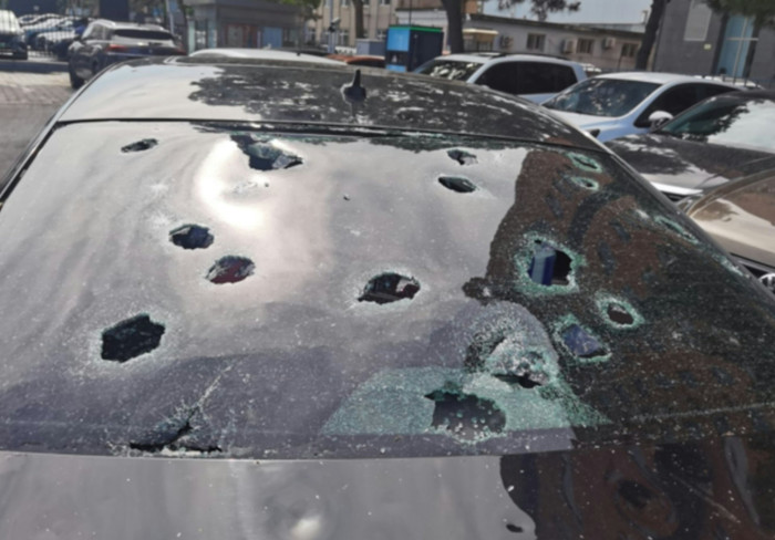 Mưa đá kinh hoàng tại một thành phố, nhiều xe hơi thủng hàng chục lỗ Ảnh 2