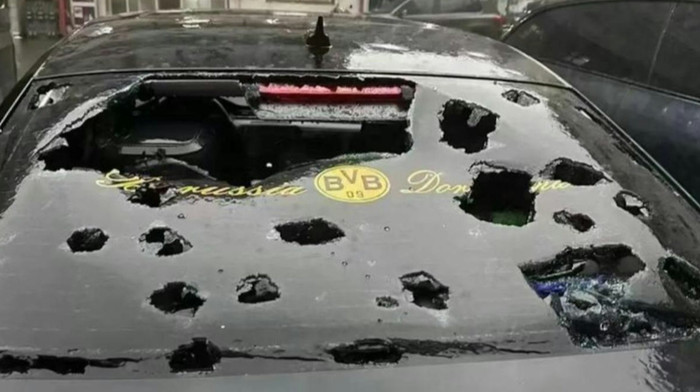 Mưa đá kinh hoàng tại một thành phố, nhiều xe hơi thủng hàng chục lỗ Ảnh 3