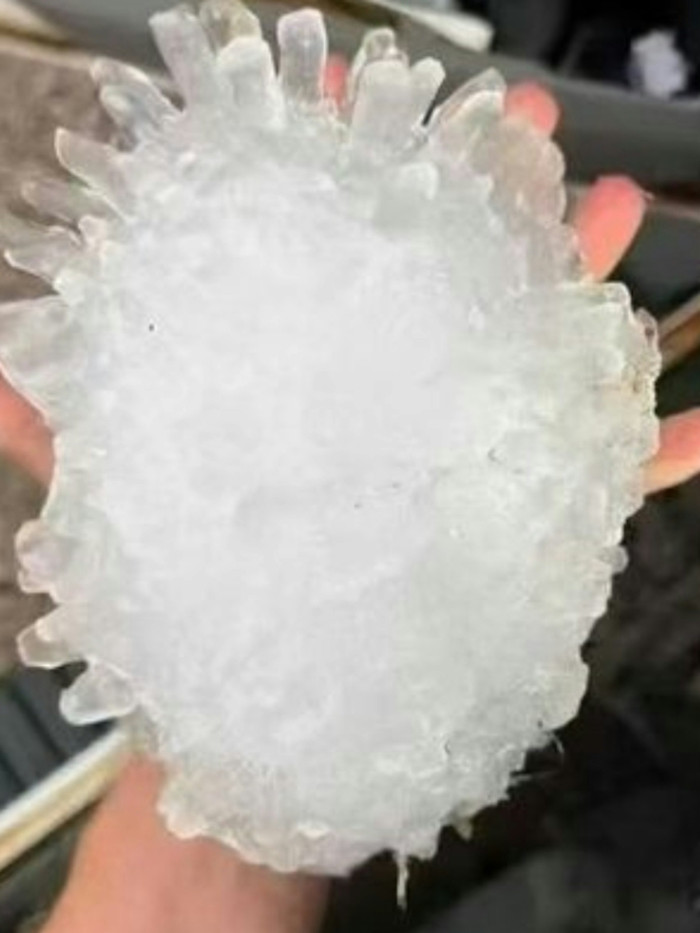 Mưa đá kinh hoàng tại một thành phố, nhiều xe hơi thủng hàng chục lỗ Ảnh 4