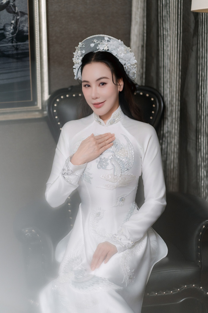 Nhan sắc rạng rỡ của 'cô dâu' Hồ Quỳnh Hương nhận được nhiều lời khen. (Ảnh: Áo dài Hà Cúc)