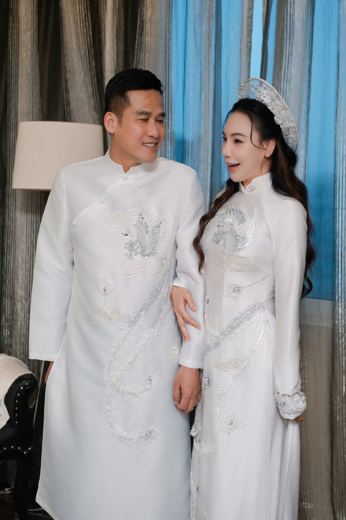 Hồ Quỳnh Hương và chồng 'tình bể bình' trong buổi thử áo dài cưới. (Ảnh: Áo dài Hà Cúc)
