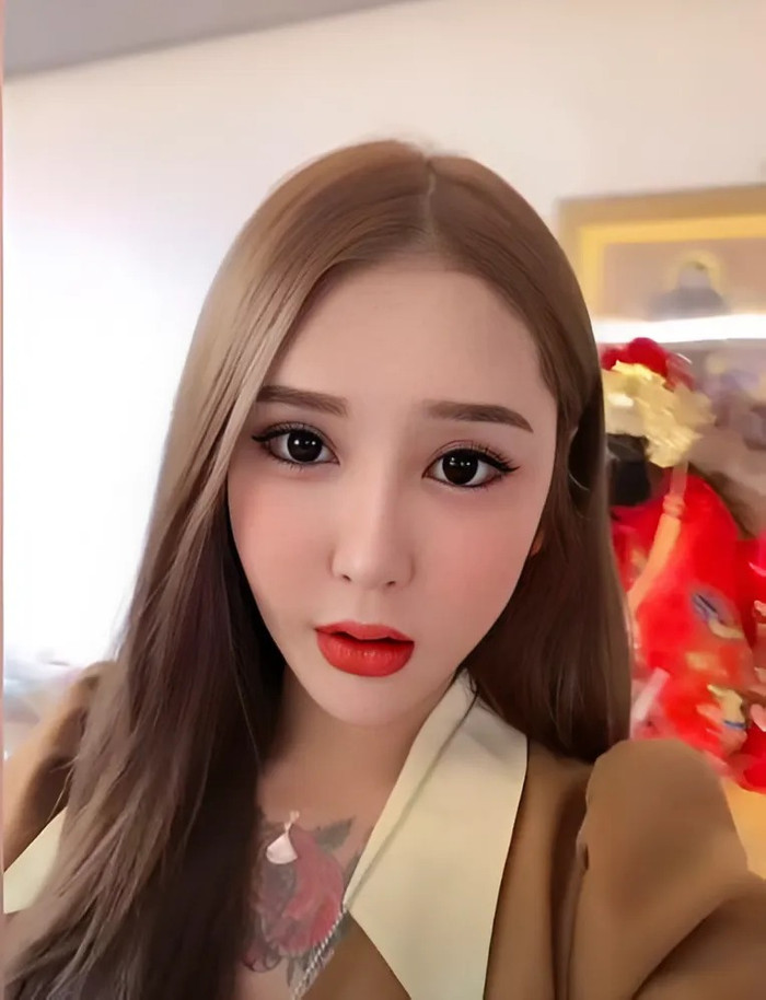 Đào Hoa Bảo Bảo - hot girl mạng nổi tiếng tại Trung gặp cái kết 'đắng' sau nhiều lần thẩm mỹ. (Ảnh: Sina)