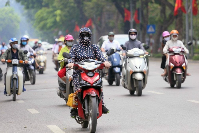 Người dân nên chú ý theo dõi dự báo thời tiết để che chắn, chuẩn bị cẩn thận khi ra ngoài đường. Ảnh: Sưu tầm