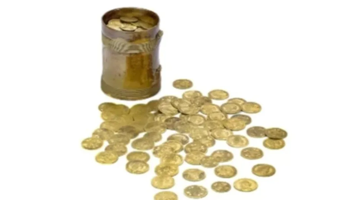 Cặp vợ chồng tìm thấy 24 tỷ đồng khi đang xây lại nhà bếp Ảnh 2