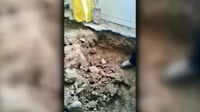 Cặp vợ chồng tìm thấy 24 tỷ đồng khi đang xây lại nhà bếp Ảnh 1