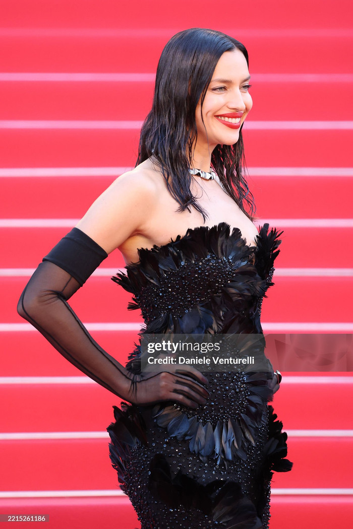 Người mẫu Irina Shayk xuất hiện trên thảm đỏ Liên hoan phim Cannes 2025 ngày thứ 3 với tạo hình mang đậm tinh thần gợi cảm. Cô diện chiếc váy màu đen huyền bí, được đính đá và lông vũ một cách tỉ mỉ. Irina Shayk phối cùng phụ kiện bao tay xuyên thấu để tổng thể thêm phần ấn tượng. Tuy nhiên, cách làm tóc ướt át đã trở thành điểm trừ lớn khiến tạo hình của nữ người mẫu gốc Nga thiếu sự tỏa sáng trọn vẹn. (Ảnh: Getty Images)