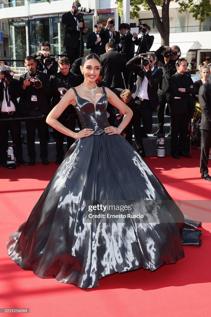 Veena Praveenar Singh - cựu Á hậu 2 Miss Universe Thailand diện chiếc váy dáng xòe, mang tông màu đen huyền bí. Thiết kế này cùng được xẻ sâu, khoe khéo đường chân ngực 'nóng bỏng'. Về phụ kiện, Veena Praveenar Singh kết hợp với bộ trang sức kim cương lấp lánh gồm vòng cổ, vòng tay, khuyên tai và nhẫn. (Ảnh: Getty Images) 