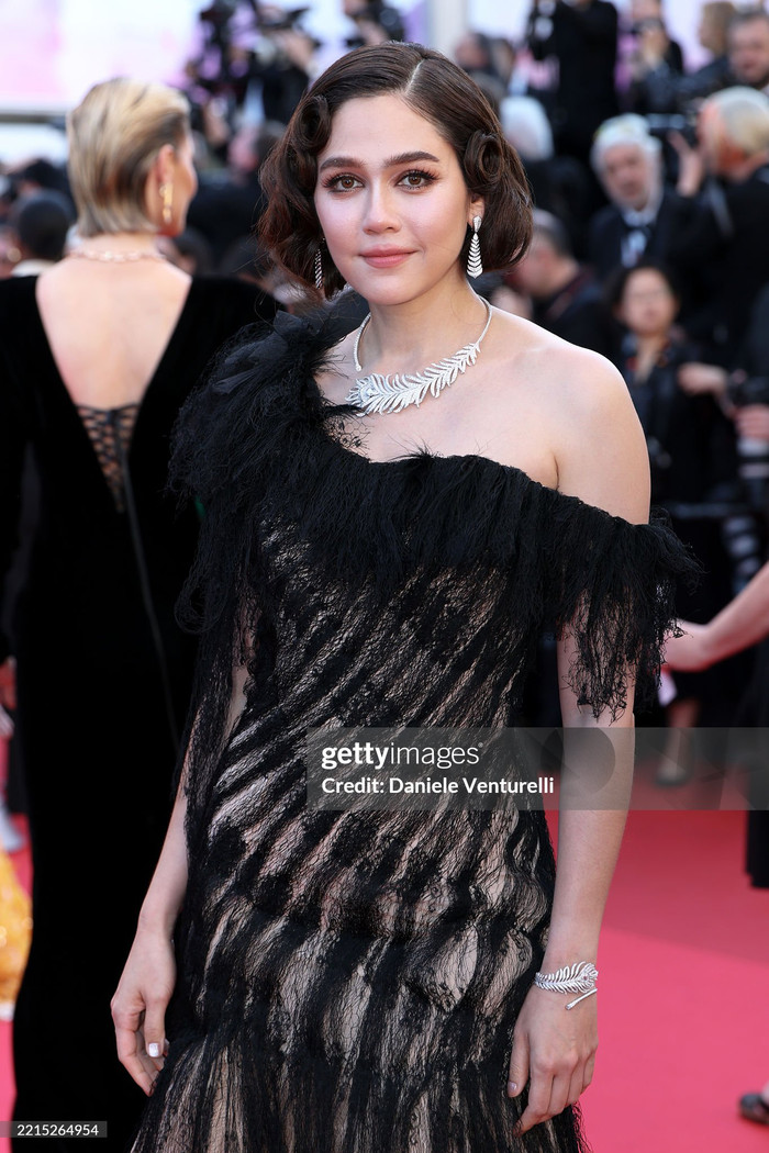 'Nữ hoàng giải trí' Thái Lan - Chompoo Araya tiếp tục tỏa sáng trên thảm đỏ. Cô khoác lên người mẫu váy trễ một bên vai, phối giữa hai gam màu đen và nude. Thiết kế này còn được tạo điểm nhấn bằng những đường tua rua tạo hiệu ứng về thị giác. Chompoo Araya 'trưng dụng' kiểu tóc uốn xoăn, mang đậm phong cách cổ điển. Sau nhiều lần tham dự Liên hoan phim Cannes, phong độ về cách ăn mặc lẫn thần thái của siêu sao người Thái Lan vẫn không có dấu hiệu sa sút. (Ảnh: Getty Images)