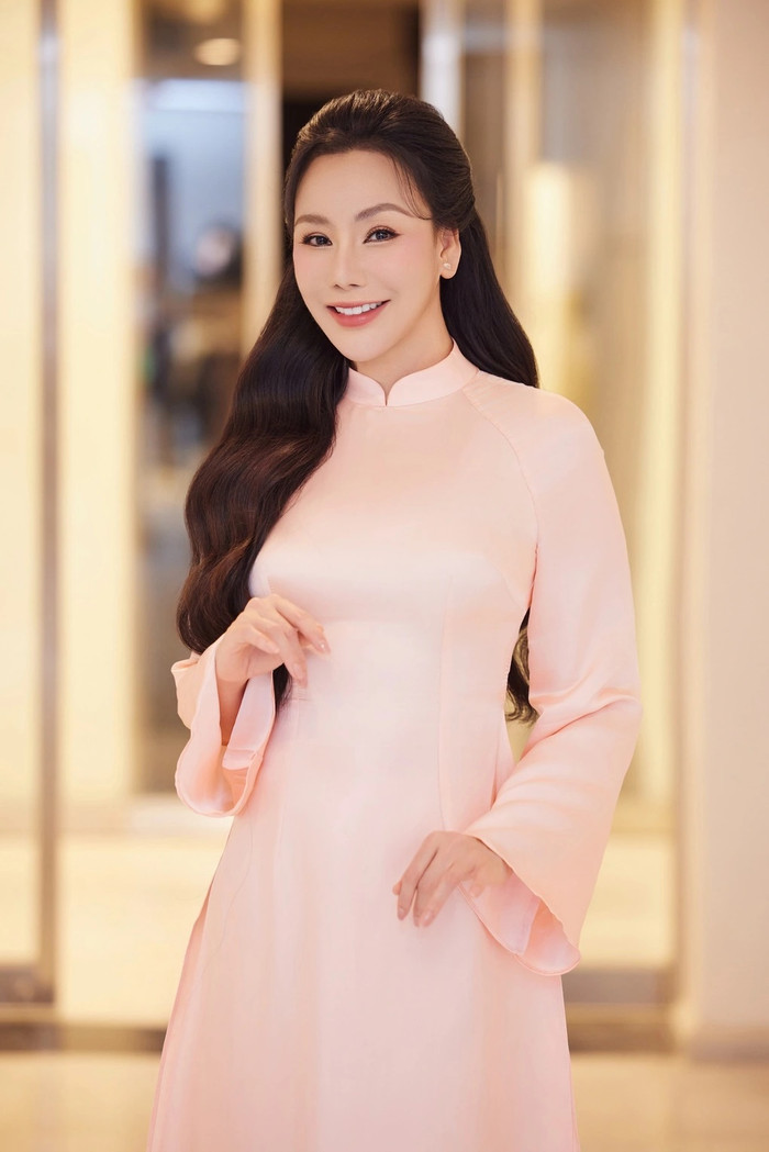 Clip Hồ Quỳnh Hương hát trong đám cưới của mình, chú rể say sưa theo dõi Ảnh 3