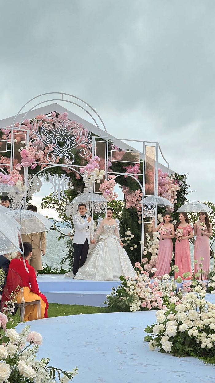 Clip Hồ Quỳnh Hương hát trong đám cưới của mình, chú rể say sưa theo dõi Ảnh 2