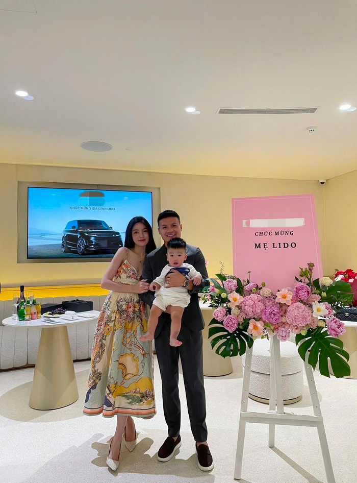 Chu Thanh Huyền ăn vận sang chảnh khi đón nhận quà 'khủng' từ Quang Hải. Ảnh: FBNV