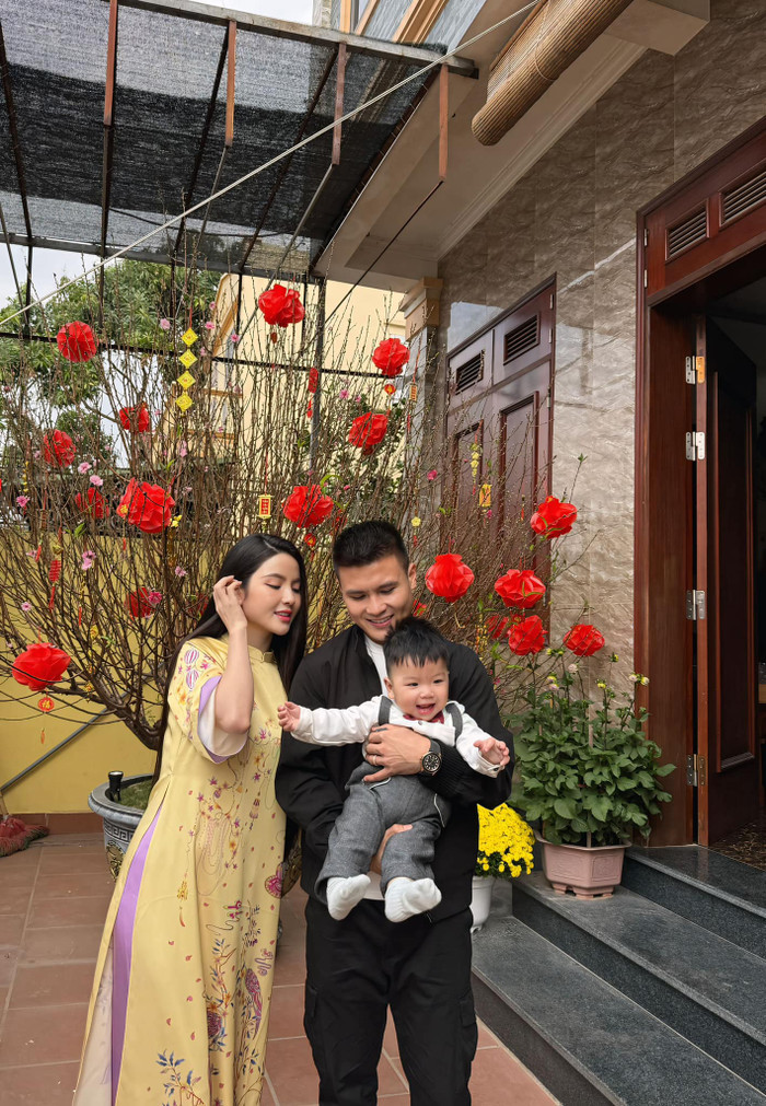 Hình ảnh vợ chồng Quang Hải - Chu Thanh Huyền chụp ảnh cùng con trai trong dịp Tết Nguyên đán năm nay. Ảnh: FBNV