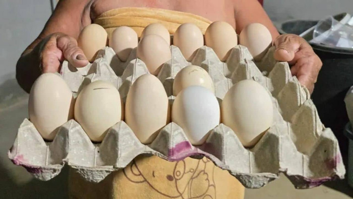 Nhiều người xôn xao vì nghi ngờ mua phải trứng gà giả, khi luộc lên có màu sắc và mùi lạ Ảnh 3