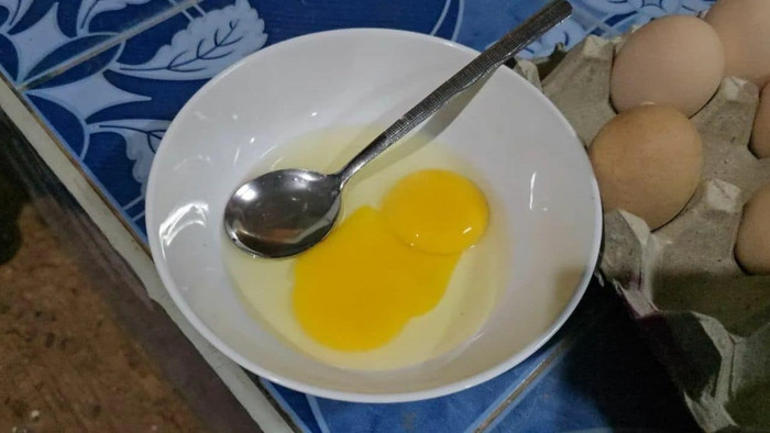 Nhiều người xôn xao vì nghi ngờ mua phải trứng gà giả, khi luộc lên có màu sắc và mùi lạ Ảnh 2