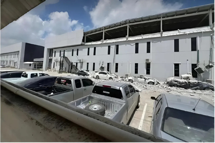 Nhà máy khu công nghiệp bất ngờ đổ sập, bê tông nghiền nát chiếc xe hơi đang đậu Ảnh 3