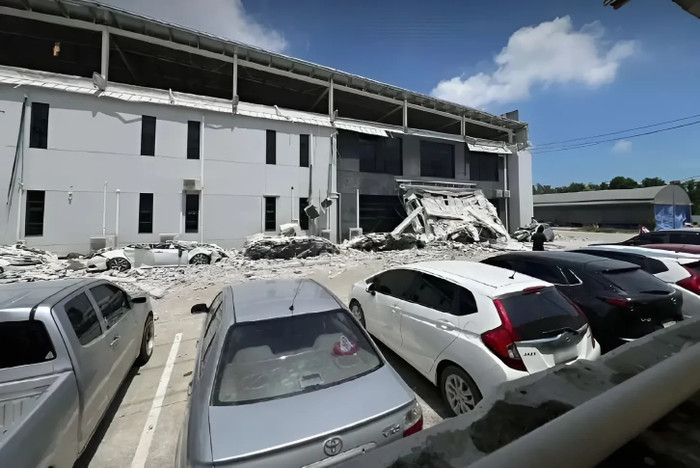 Nhà máy khu công nghiệp bất ngờ đổ sập, bê tông nghiền nát chiếc xe hơi đang đậu Ảnh 2