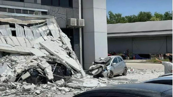 Nhà máy khu công nghiệp bất ngờ đổ sập, bê tông nghiền nát chiếc xe hơi đang đậu Ảnh 1