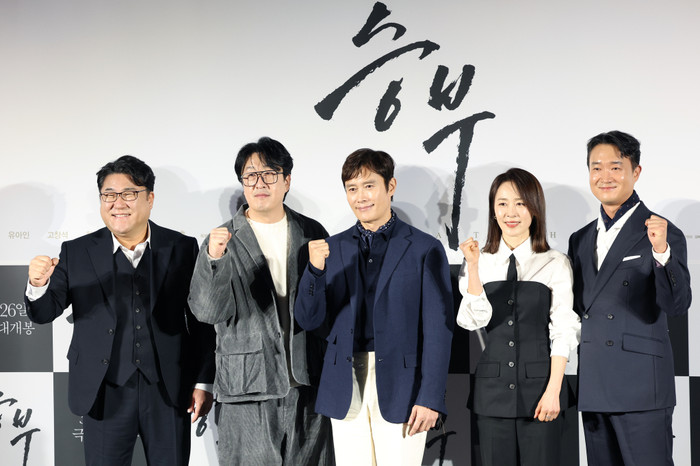 'Front Man' trở lại với phim mới 14,4 triệu USD đang gây sốt Netflix Ảnh 3