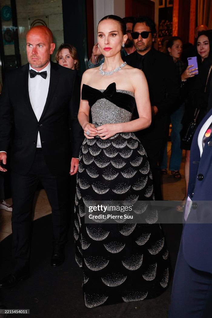 Natalie Portman luôn là cái tên bảo chứng cho sự thanh lịch và trí tuệ trên thảm đỏ và tại Cannes 2025, cô một lần nữa xuất hiện như một nàng thiên nga đen của thời trang cao cấp, pha trộn giữa cổ điển và đương đại một cách tinh tế. Chiếc đầm nổi bật với phần thân trên đính sequin ánh bạc, được nhấn bằng chiếc nơ nhung đen sang trọng ngay ngực, vừa mang hơi thở cổ điển, vừa gợi nhắc đến các biểu tượng thời trang của thập niên 50.
