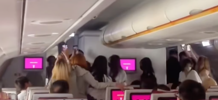 Fan cuồng náo loạn chuyến bay, truy đuổi thần tượng bất chấp cảnh báo an toàn Ảnh 1