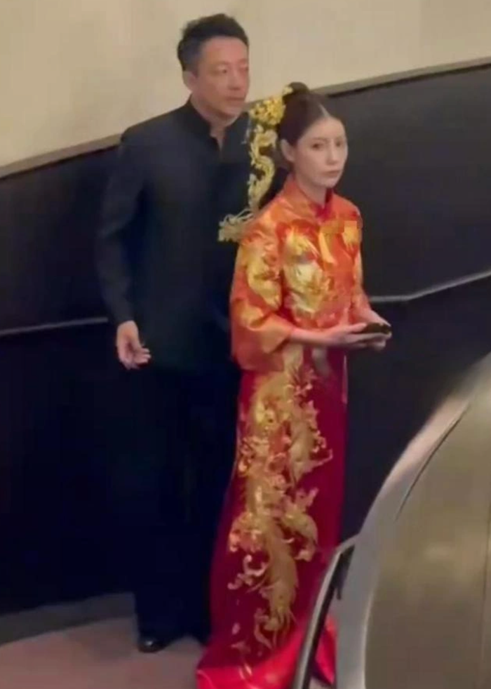 Uông Tiểu Phi - chồng cũ Từ Hy Viên và hot girl Mandy Mã Tiểu Mai trong đám cưới ngày 17/5. (Ảnh: Weibo)