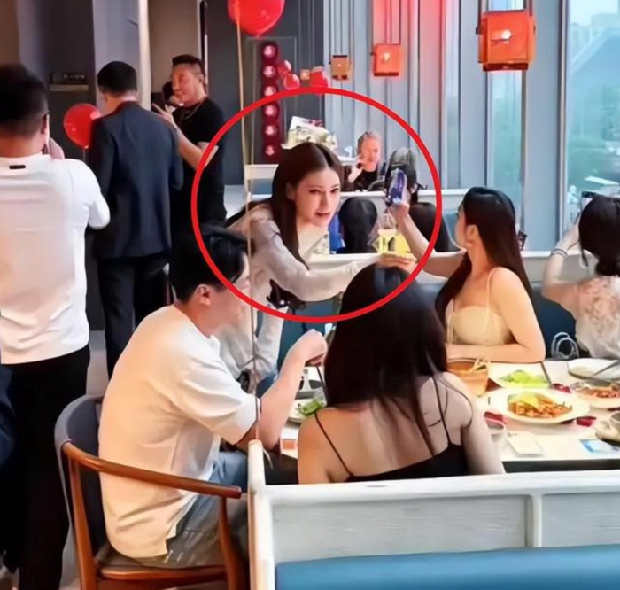 Vợ hot girl của Uông Tiểu Phi nhiệt tình đón tiếp khách mời. (Ảnh: Weibo)