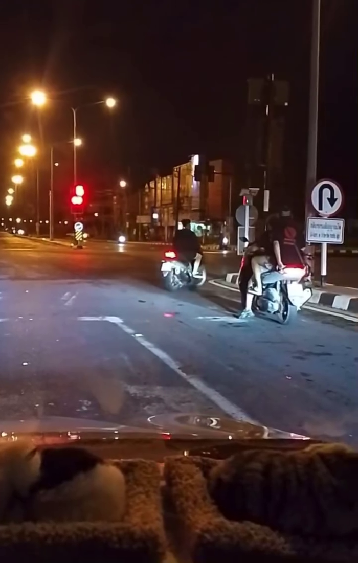 Người đàn ông đi xe máy tự điều chỉnh đèn giao thông tại ngã tư Ảnh 1