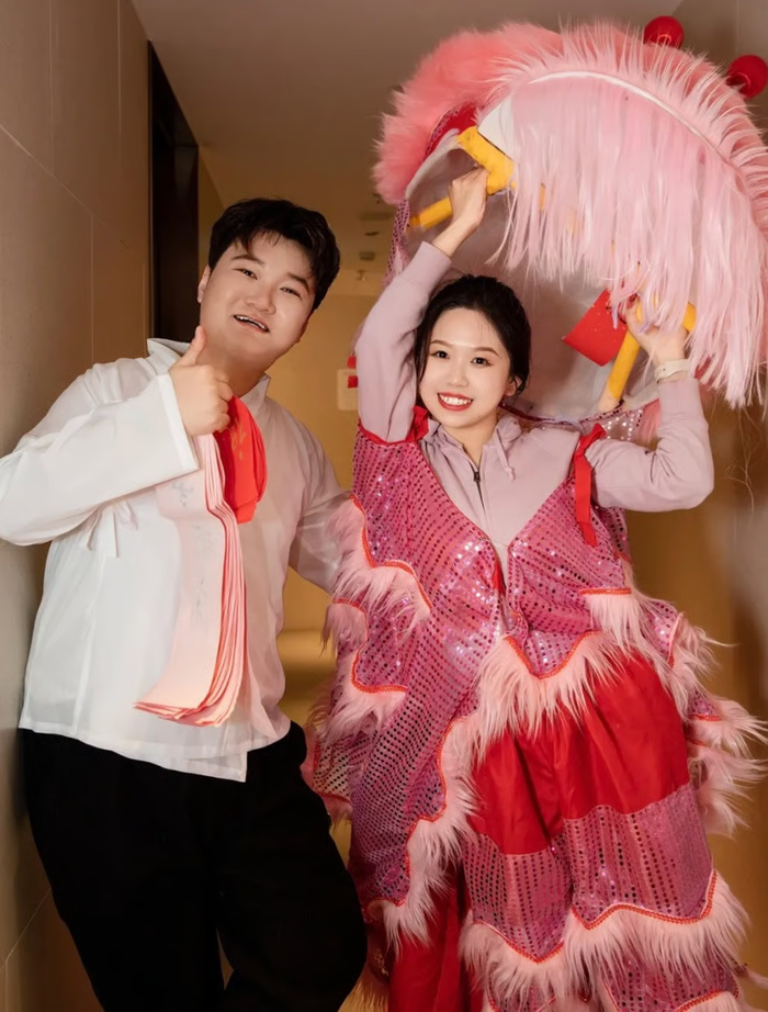 Cặp đôi tổ chức đám cưới ở nhà hàng lẩu, khoe hóa đơn dài 2 mét khiến ai cũng choáng Ảnh 1