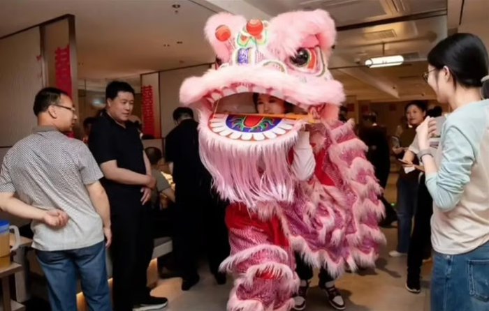 Cặp đôi tổ chức đám cưới ở nhà hàng lẩu, khoe hóa đơn dài 2 mét khiến ai cũng choáng Ảnh 2