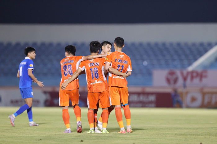 Đà Nẵng dẫn Quảng Nam 1-0 với sai lầm từ thủ môn Văn Công. Ảnh: VPF