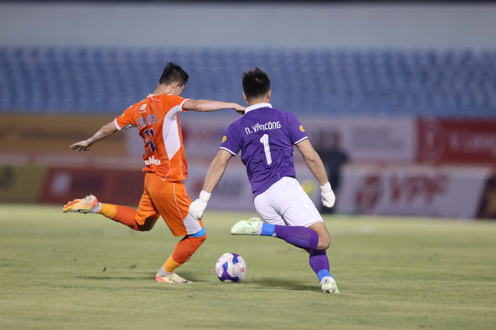 Dù phải chơi thiếu người ngay từ phút thứ 3, đội của thủ môn Bùi Tiến Dũng lại dẫn trước Quảng Nam với bàn thắng khó tin. Ảnh: VPF