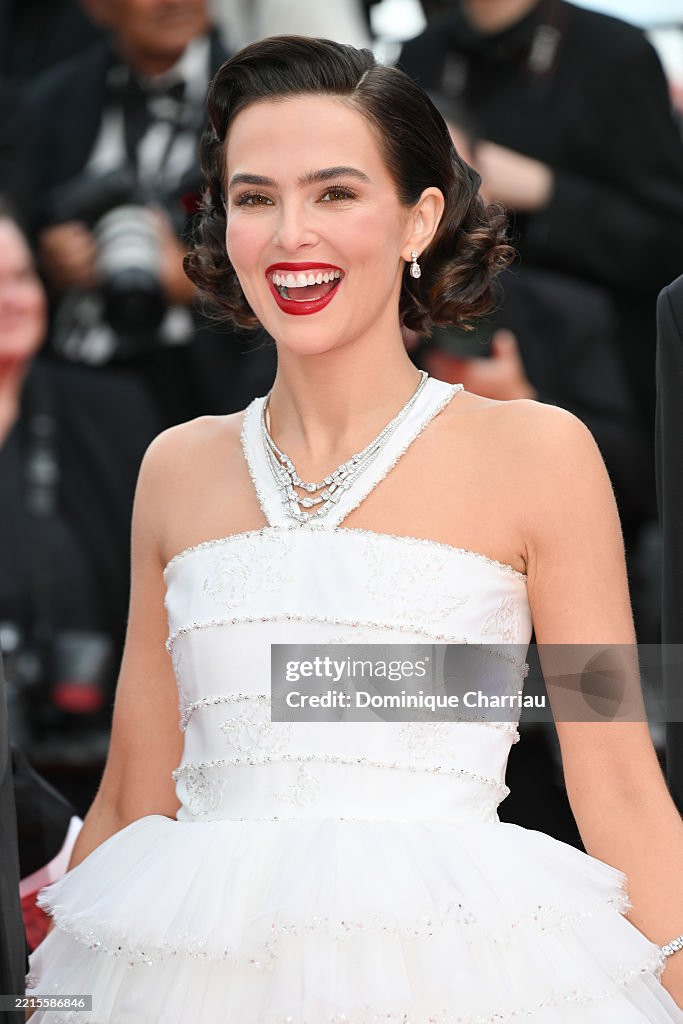 Nữ diễn viên Zoey Deuth tỏa sáng trong tạo hình mang đậm phong cách cổ điển cùng thần thái sang trọng, quý phái. Cô khoác lên người mẫu váy cổ yếm, mang tông màu sắc và được tạo điểm nhấn bằng đường chi tiết xếp ly. Trang phục này tuy đơn giản nhưng Zoey Deuth đã biết cách khiến bản thân trở nên nổi bật khi lựa chọn lối trang điểm đậm, nhấn nhá bằng đôi môi đỏ tươi cùng mái tóc uốn quăn tựa 'biểu tượng gợi cảm' Marilyn Monroe. (Ảnh: Getty Images)