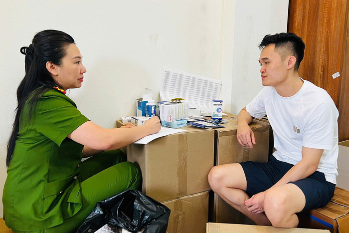 Cơ quan chức năng làm việc với một trong số các đối tượng. Ảnh: VietNamNet