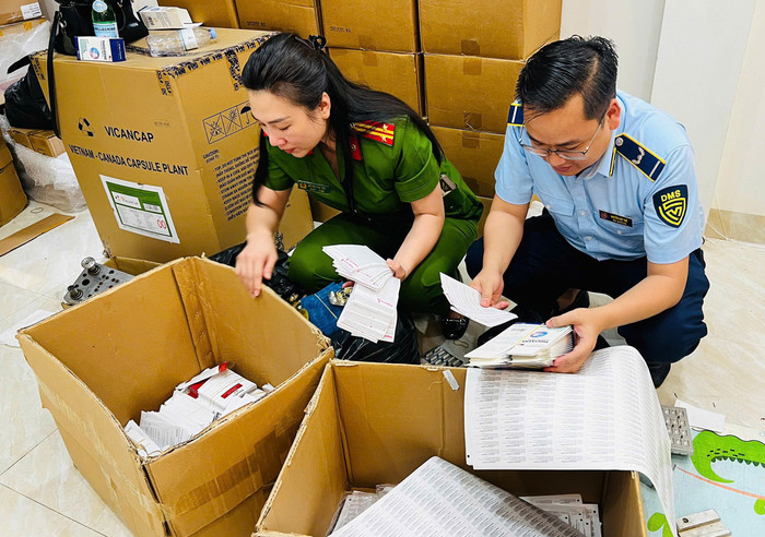 Cơ quan chức năng kiểm đếm tang vật. Ảnh: VietNamNet