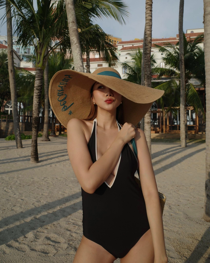 Để hoàn thiện bộ cánh, Thanh Hằng phối cùng mũ rộng vành và khuyên tai ngọc trai, người đẹp cho thấy một lựa chọn thời trang đi biển tinh gọn nhưng hiệu quả về mặt hình ảnh.