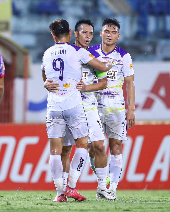 Tiền đạo Văn Quyết đã toả sáng rực rỡ với cú đúp bàn thắng vào lưới CLB TP.HCM. Ảnh: CLB Hà Nội